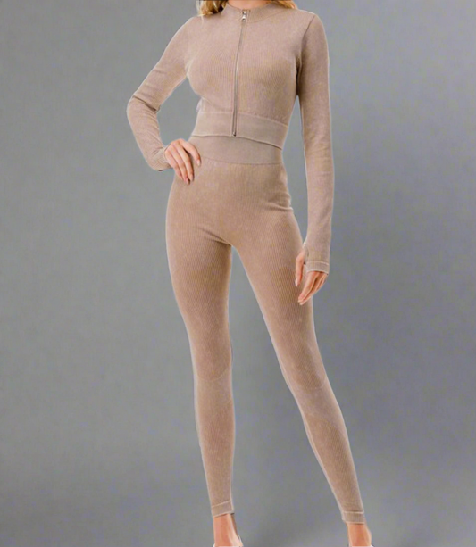 Seamless set with zipper
